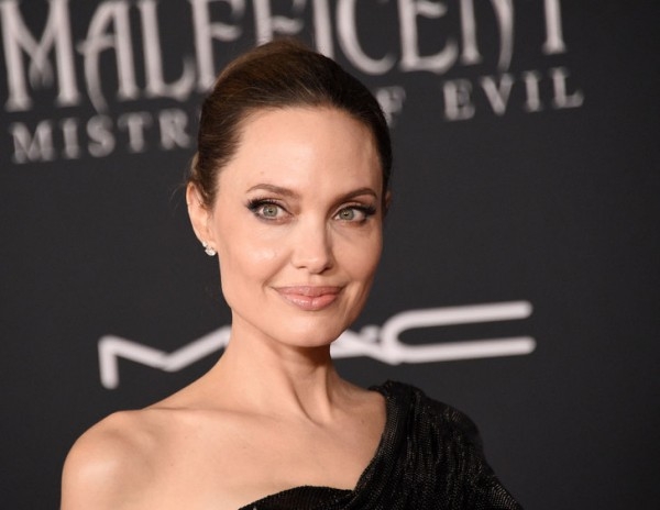 Даже простой серый свитер на Анджелине Джоли выглядит стильно